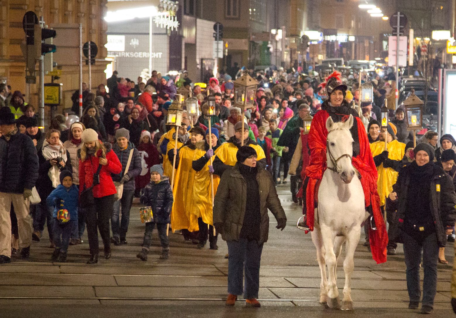 Foto: Vorne weg reitet der heilige Martin hoch zu Ross. Ihm folgen mehrere hundert Menschen. Erwachsene und viele Kinder mit selbgebastelten Laternen.