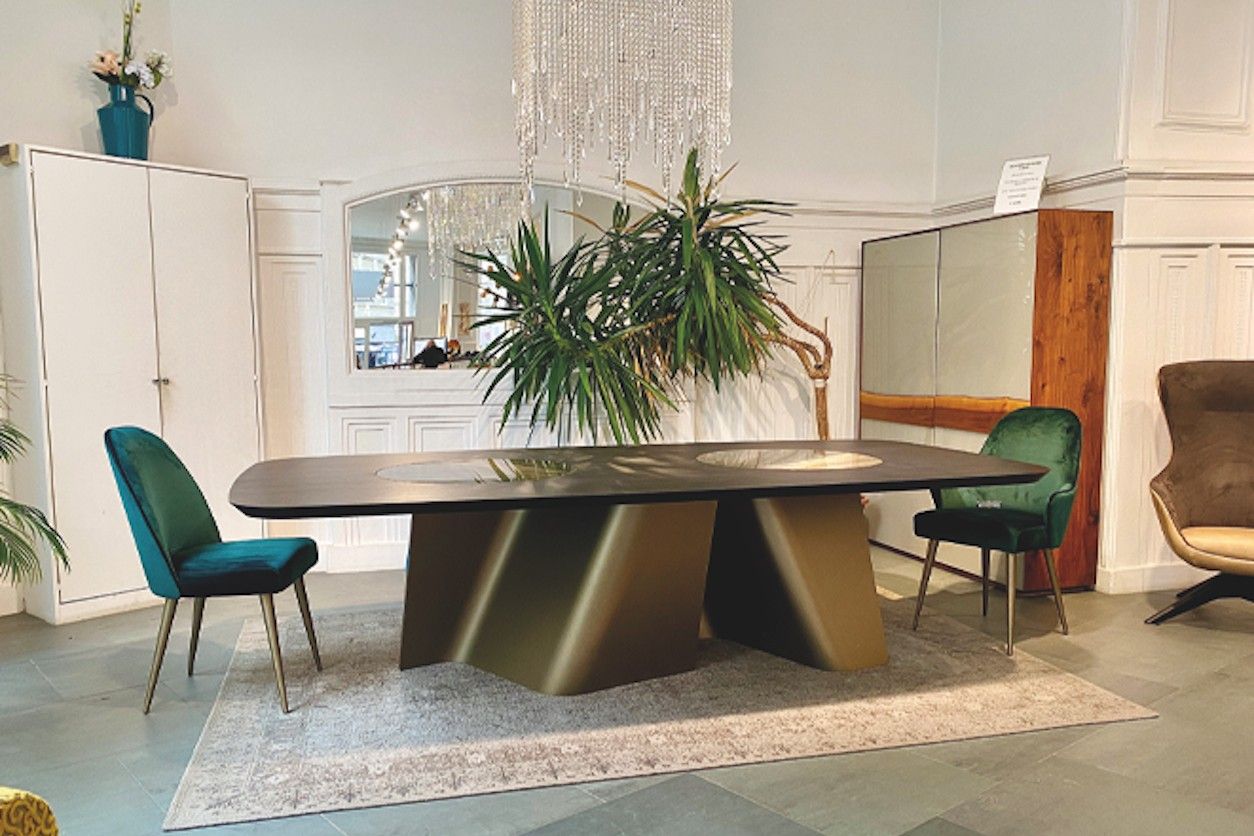 Foto: Großer Tische mit zwei Stühlen, Pflanzen und einem Luster