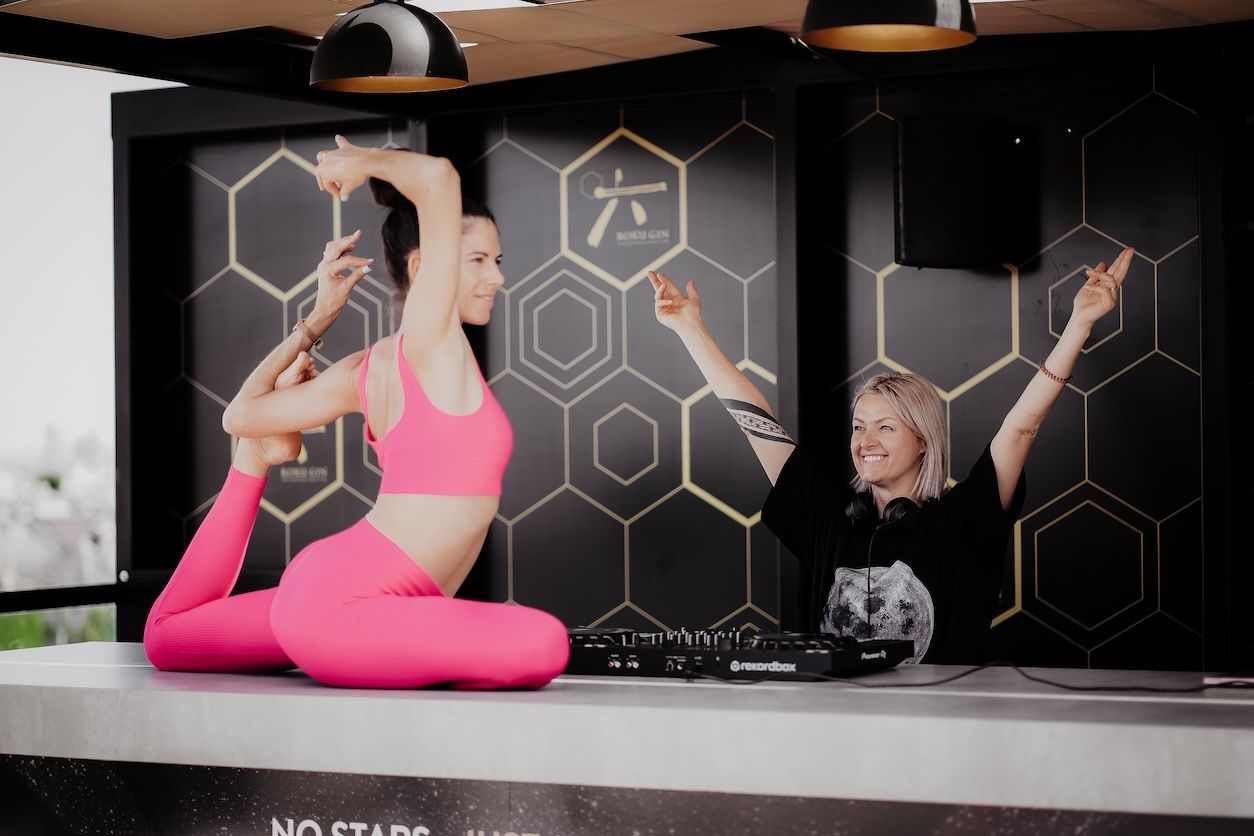 Foto: Yoga zu Elektromusik  