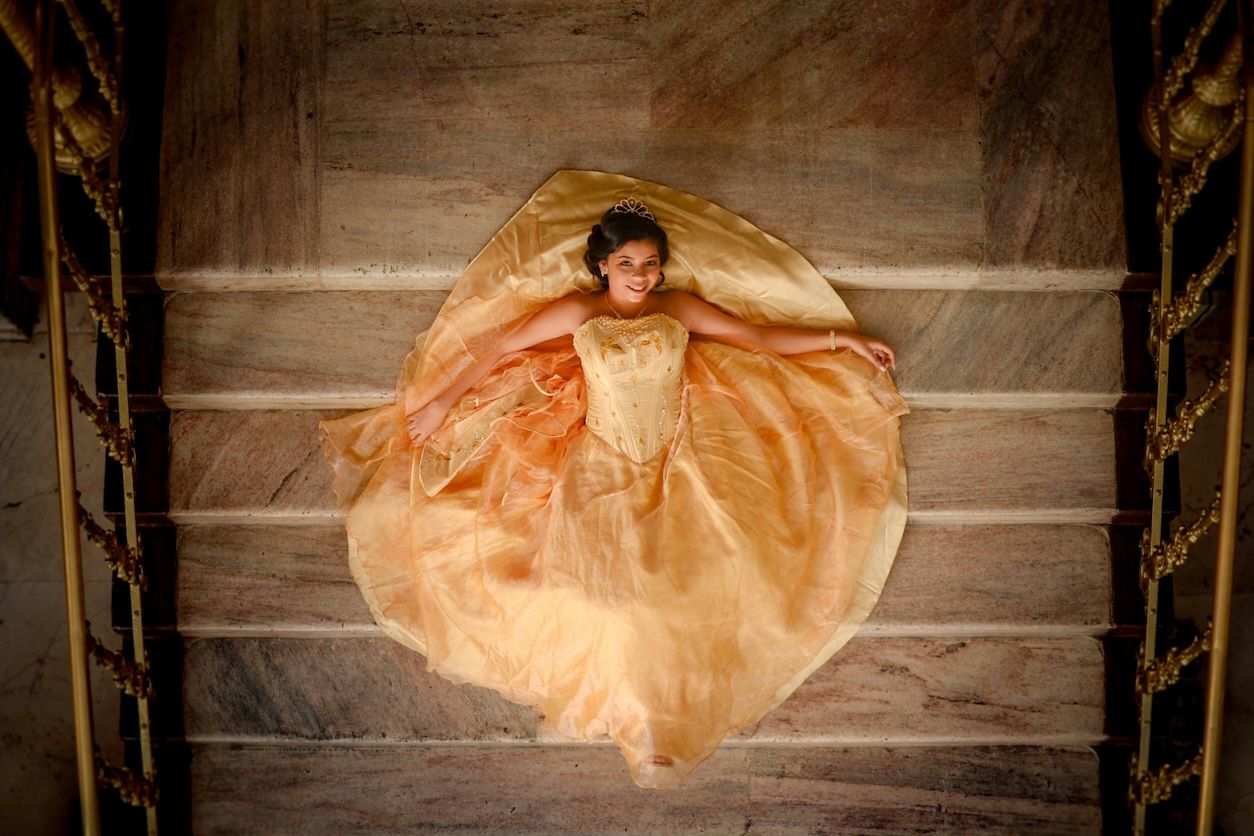 Foto: Zeigt eine liegende Frau im Kleid