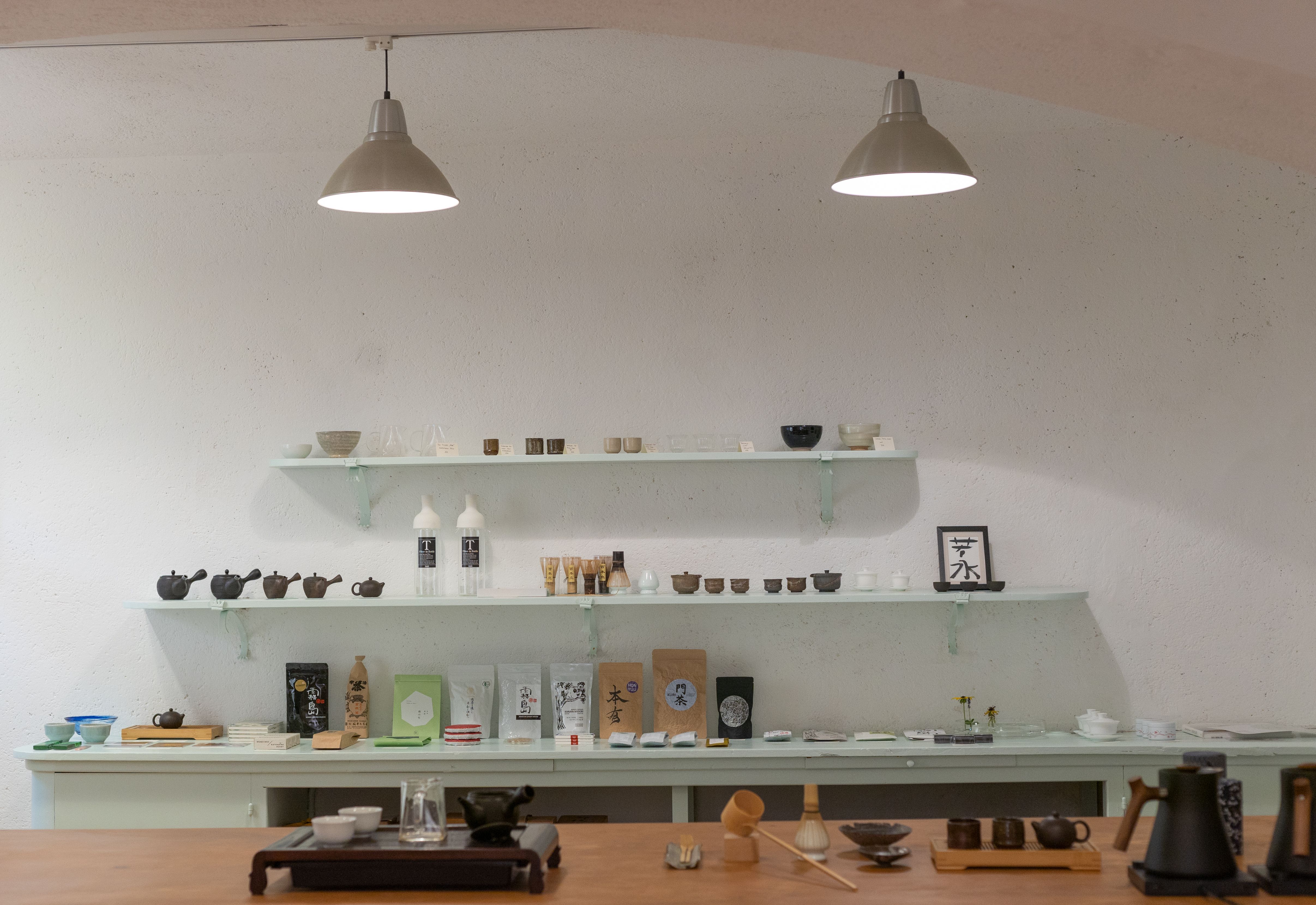 Foto: Green Tea Blue Sky Regale mit Keramikgefäßen im Geschäft