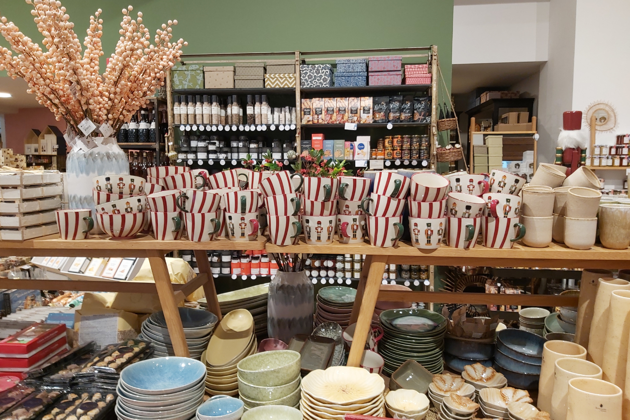 Foto: Geschäftslokal mit Tassen und Tellern