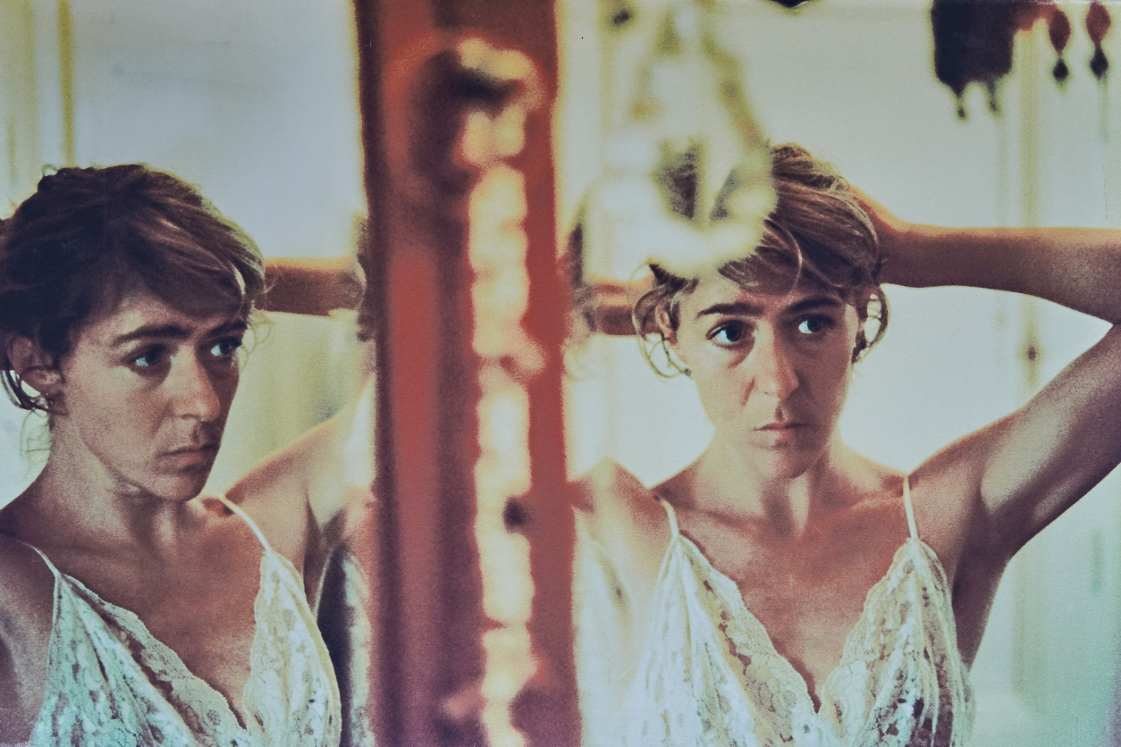 Foto: Zeigt eine Person auf zwei Perspektiven