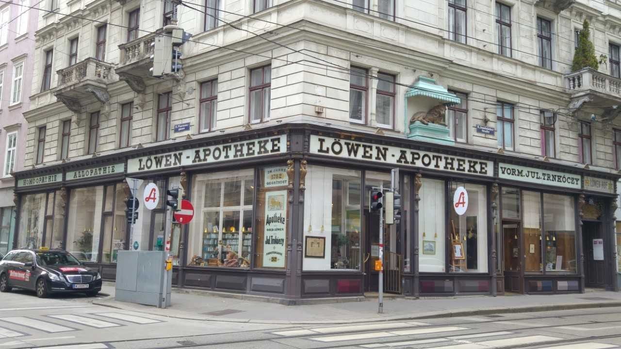 Foto: Eine Apotheke an einer Straßenkreuzung