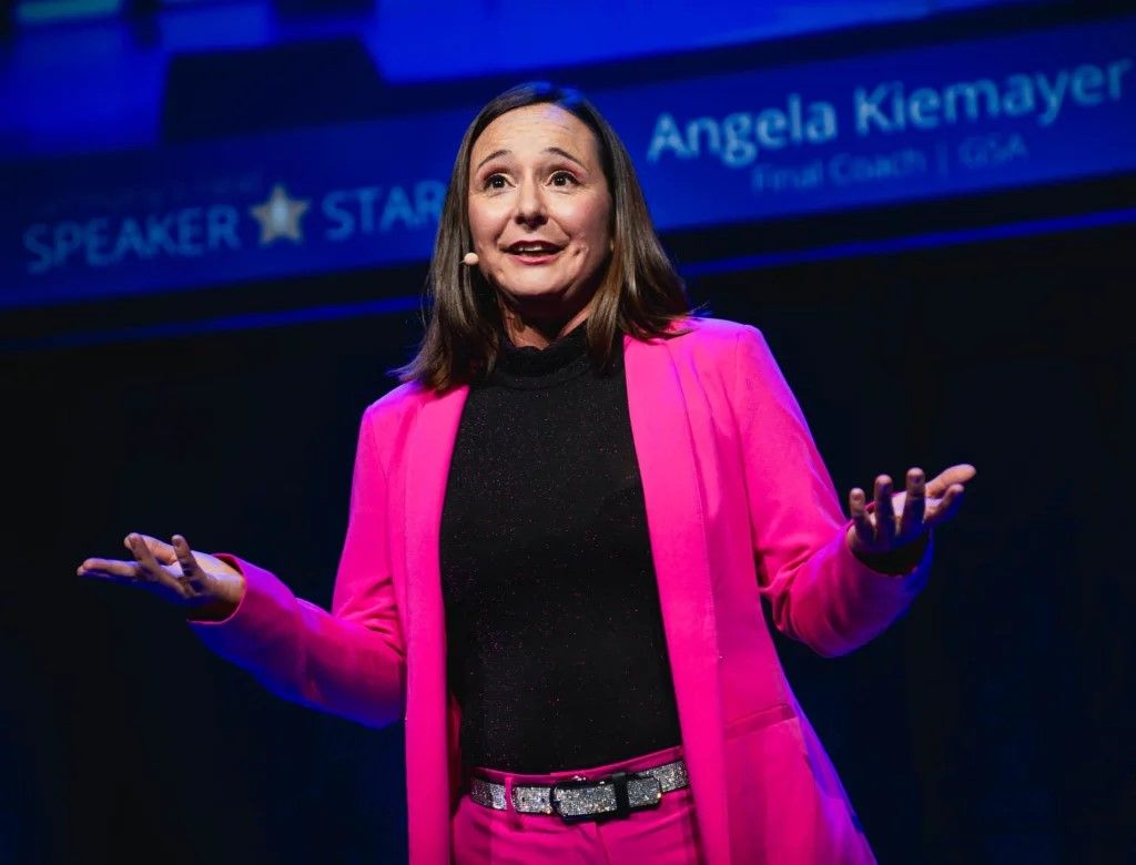 Foto: Stimmtrainerin Angela Kiemayer bei einer Veranstaltung