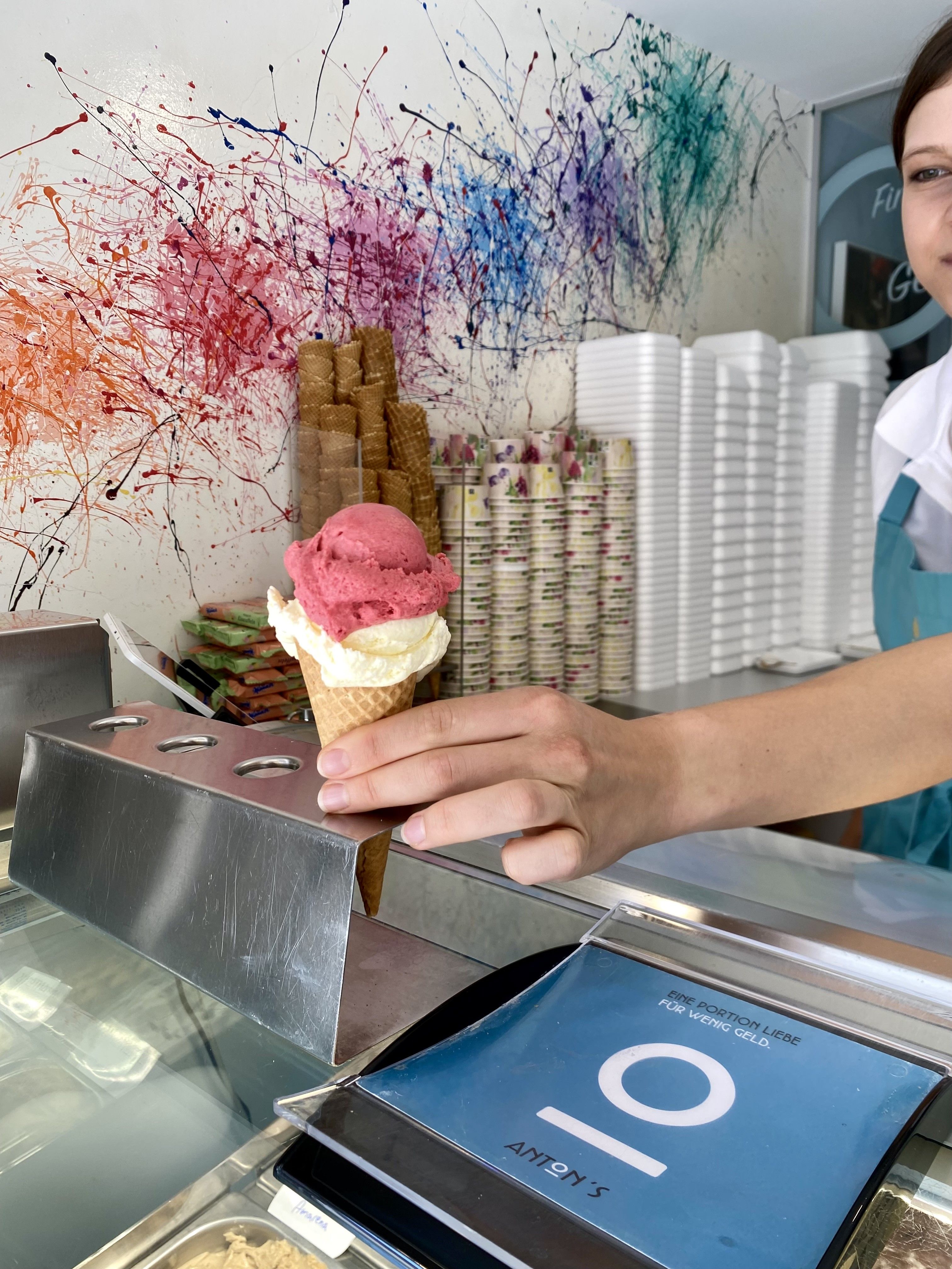Foto: Eisverkaufstheke Anton's Tafel Eissalon