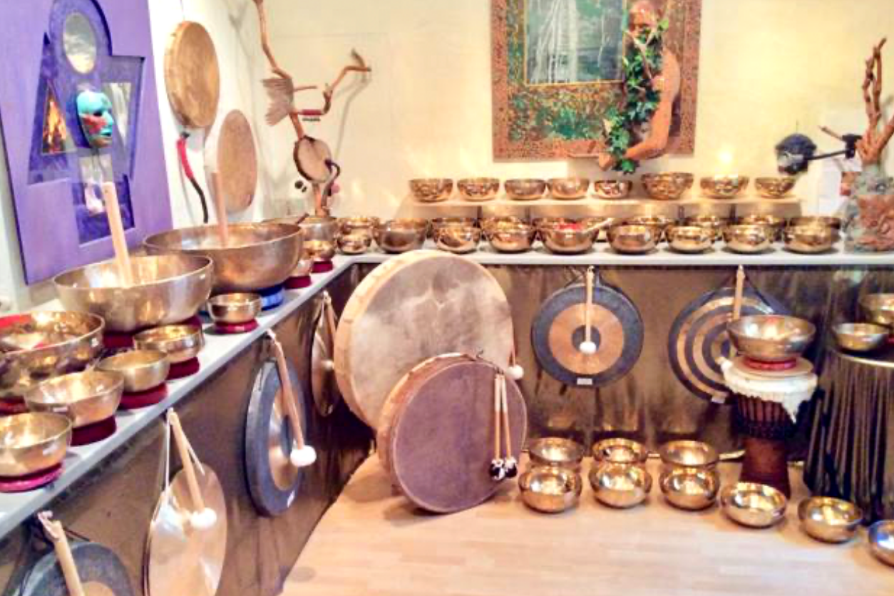 Foto: Viele Klangschalen und Trommeln