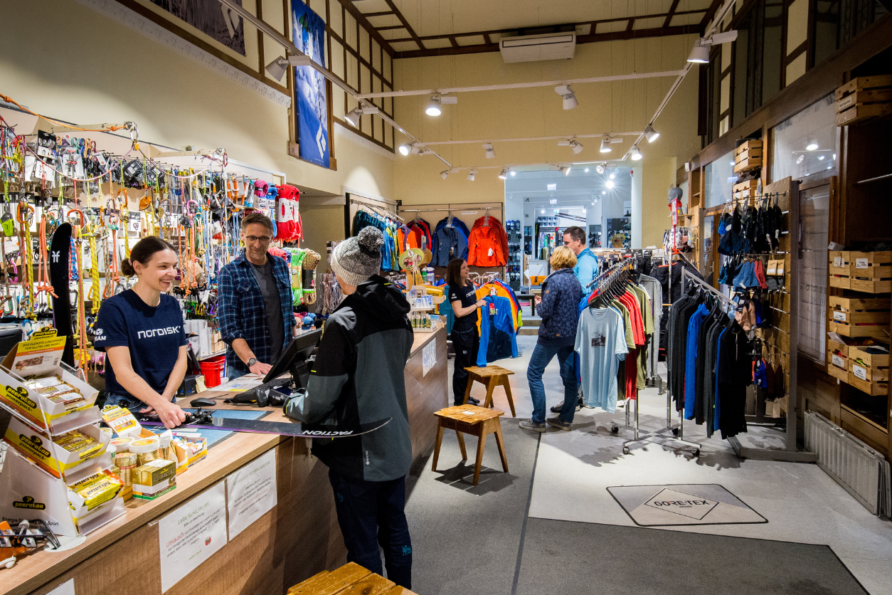 Foto: Bergfuchs Lokal mit Mitarbeiterinnen und Käuferinnen