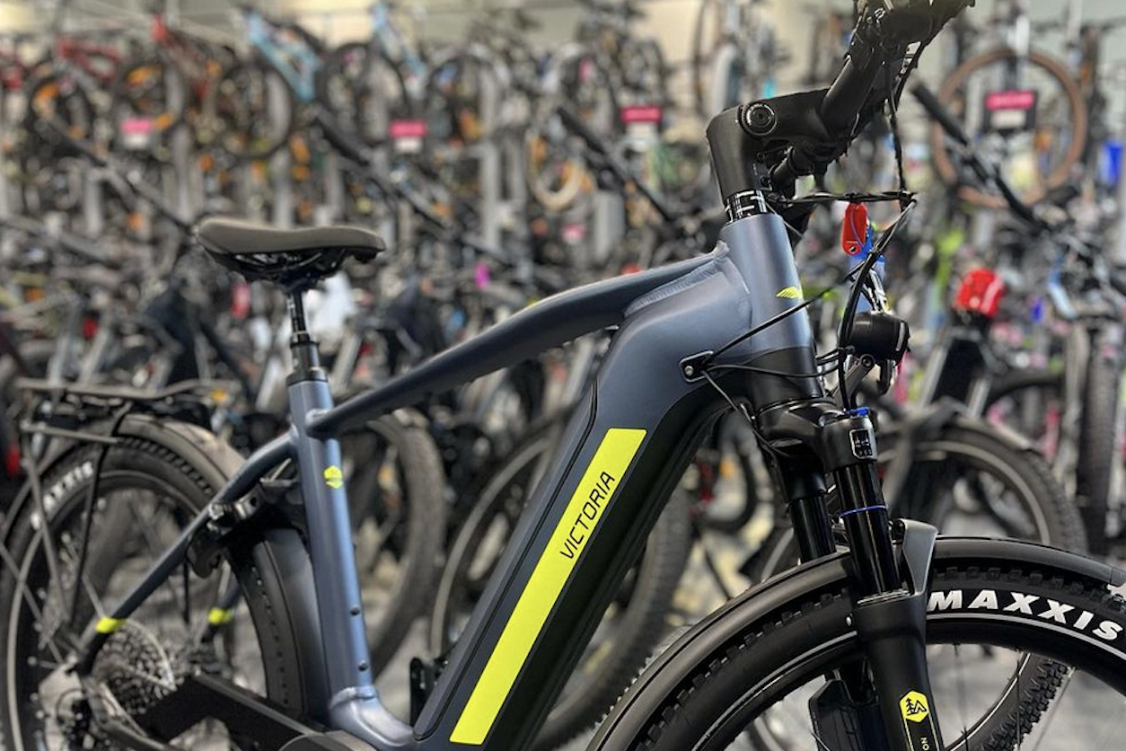 Foto: Fahrradgeschäft mit vielen unterschiedlichen Fahrrädern.