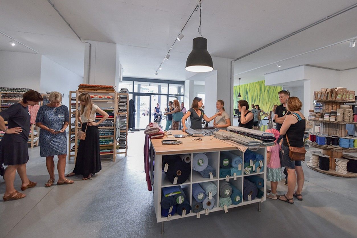 Foto: Stoffgeschäft mit unterschiedlichen Stoffen und Farben und Menschen