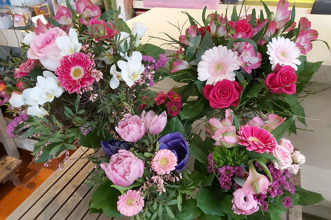 Foto: Mehrere Blumengestecke aus unterschiedlichen Blumenarten