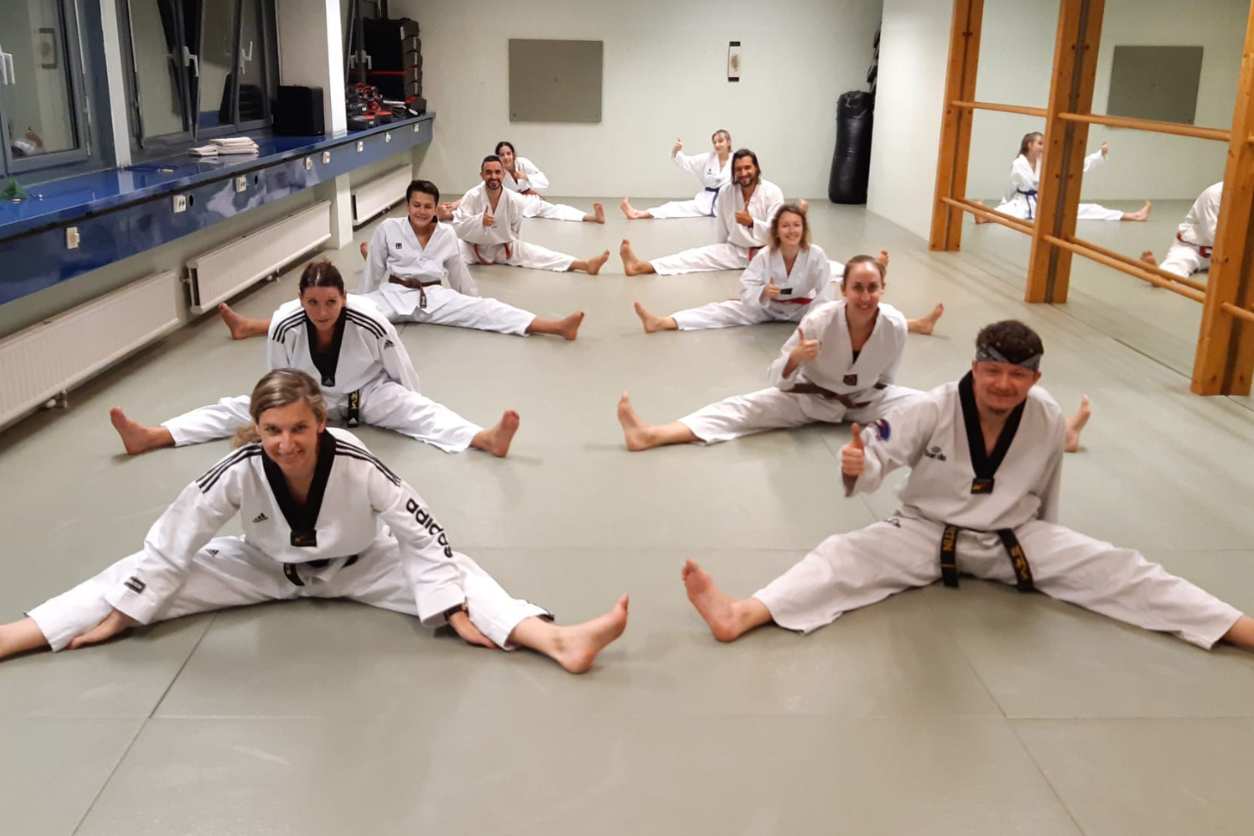 Foto: Trainingsraum mit Frauen und Männer beim Training