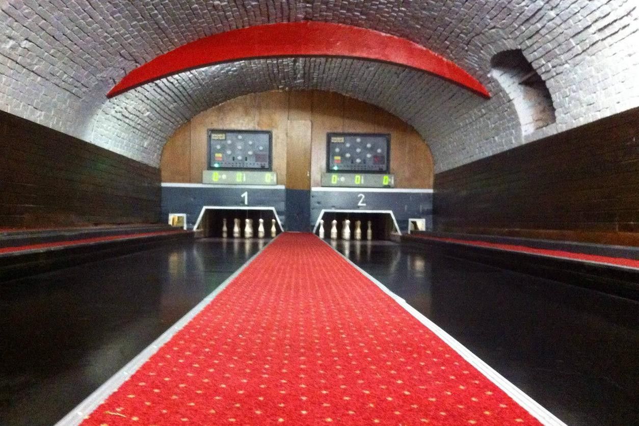 Foto: Zwei Kegelbahnen.