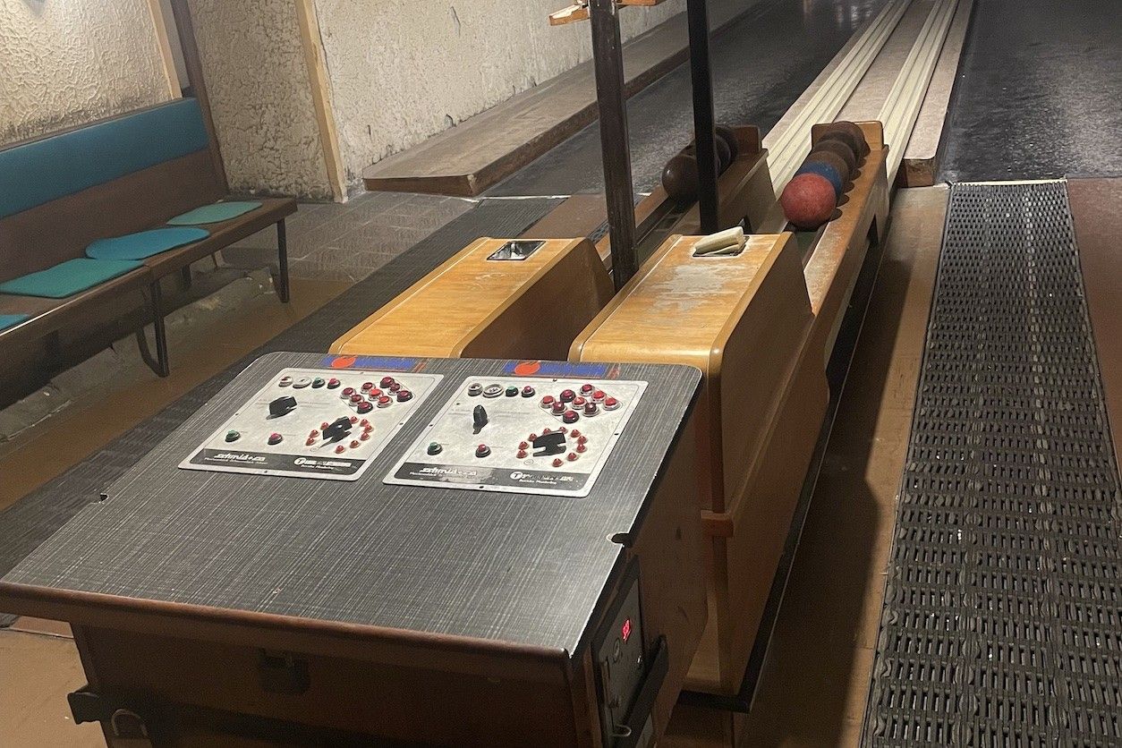 Foto: Zwei Kegelbahnen mit Amaturen.