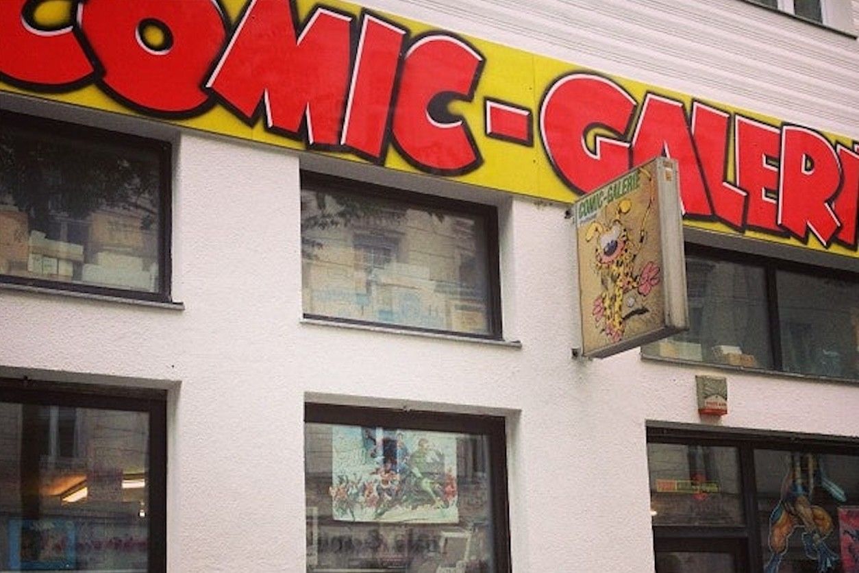 Foto: Zeigt die Hausfassade mit dem Comic Galerie Schriftzug.