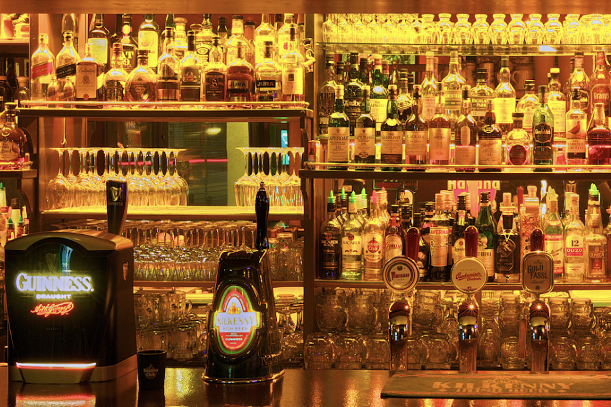 Foto: Bartresen mit Alkoholflaschen und Gläsern.