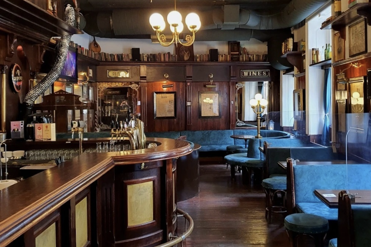 Foto: Bartresen mit Alkoholflaschen und Gläsern.