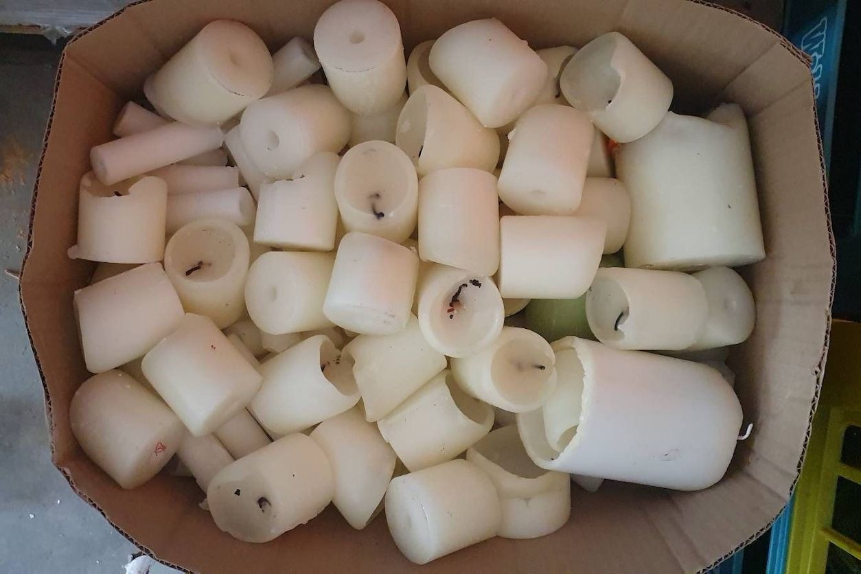 Foto: Eine Schachtel mit gebrauchten Kerzen.