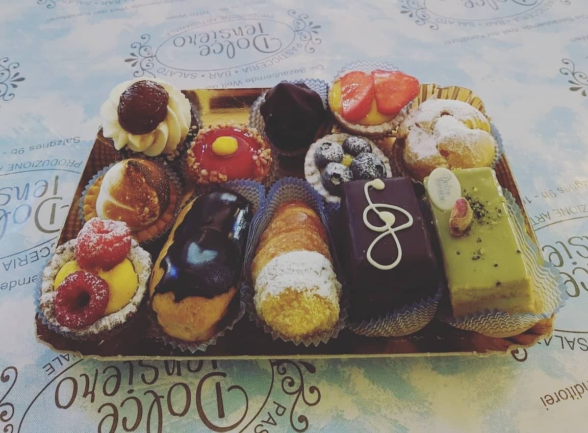 Foto: Italienischen Süßigkeiten auf einer goldenen Platte.