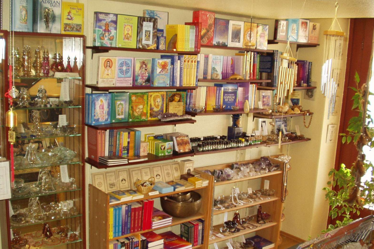 Foto: Esoterik Geschäft mit unterschiedlichen Artikeln