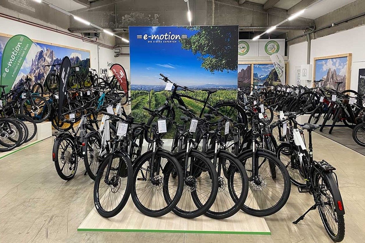 Foto: Fahrradgeschäft mit vielen unterschiedlichen Fahrrädern.