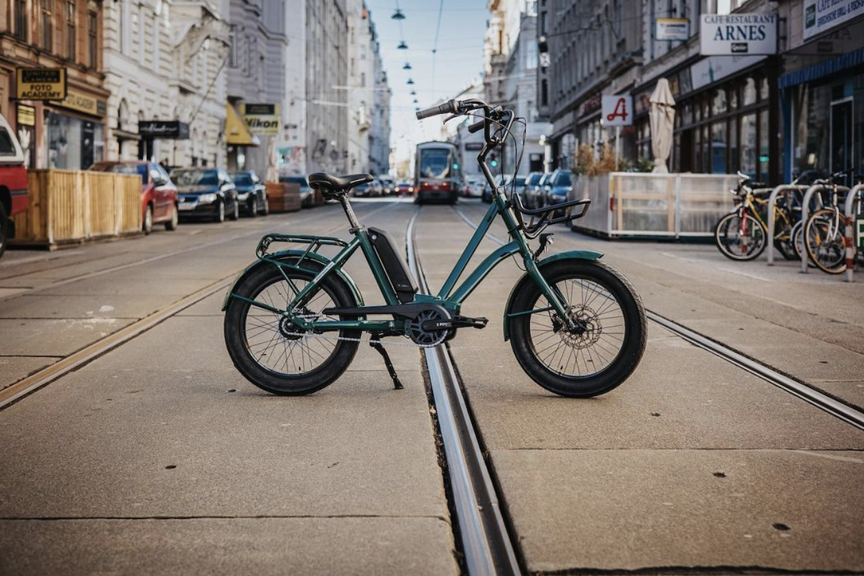 Foto: Straßenbahnschiene wo ein Elektrorad drüber steht.