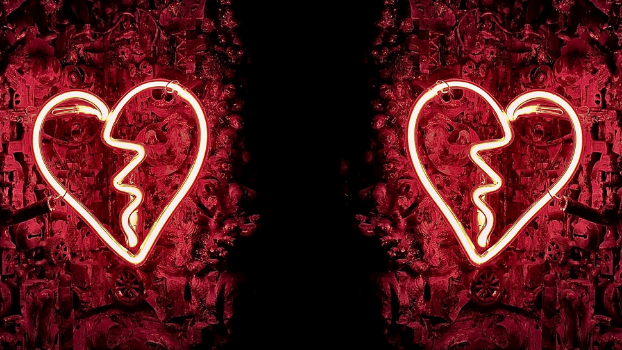 Foto: Zwei rote LED-Herzen auf schwarzem Hintergrund.