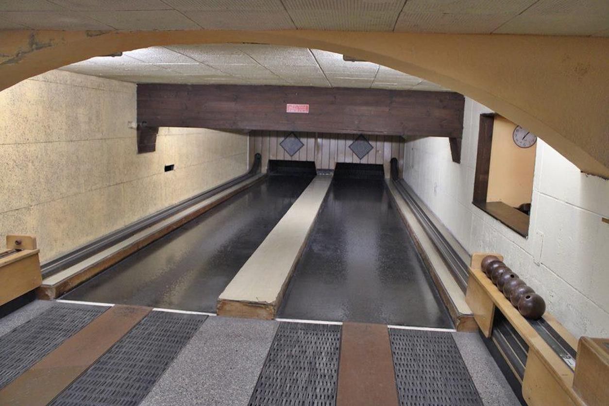 Foto: Zwei Kegelbahnen.