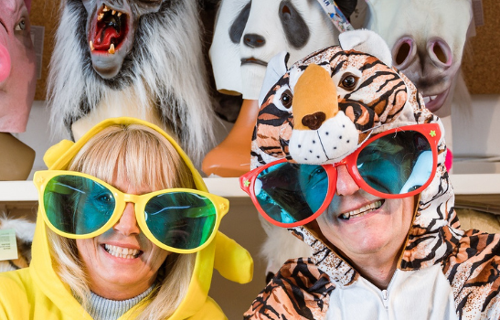 Foto: Zwei Mensche mit Kostümen und großen Brillen