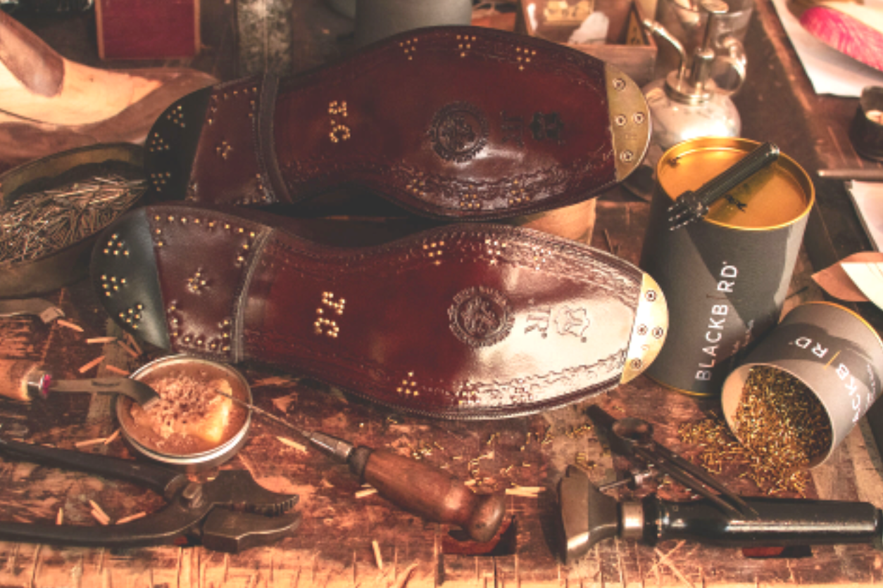 Foto: Zeigt Schuhe und Werkzeug um diese zu reparieren