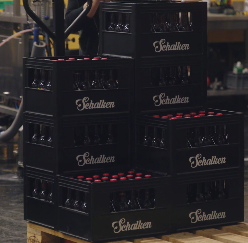 Foto: Bierkisten in der Brauerei