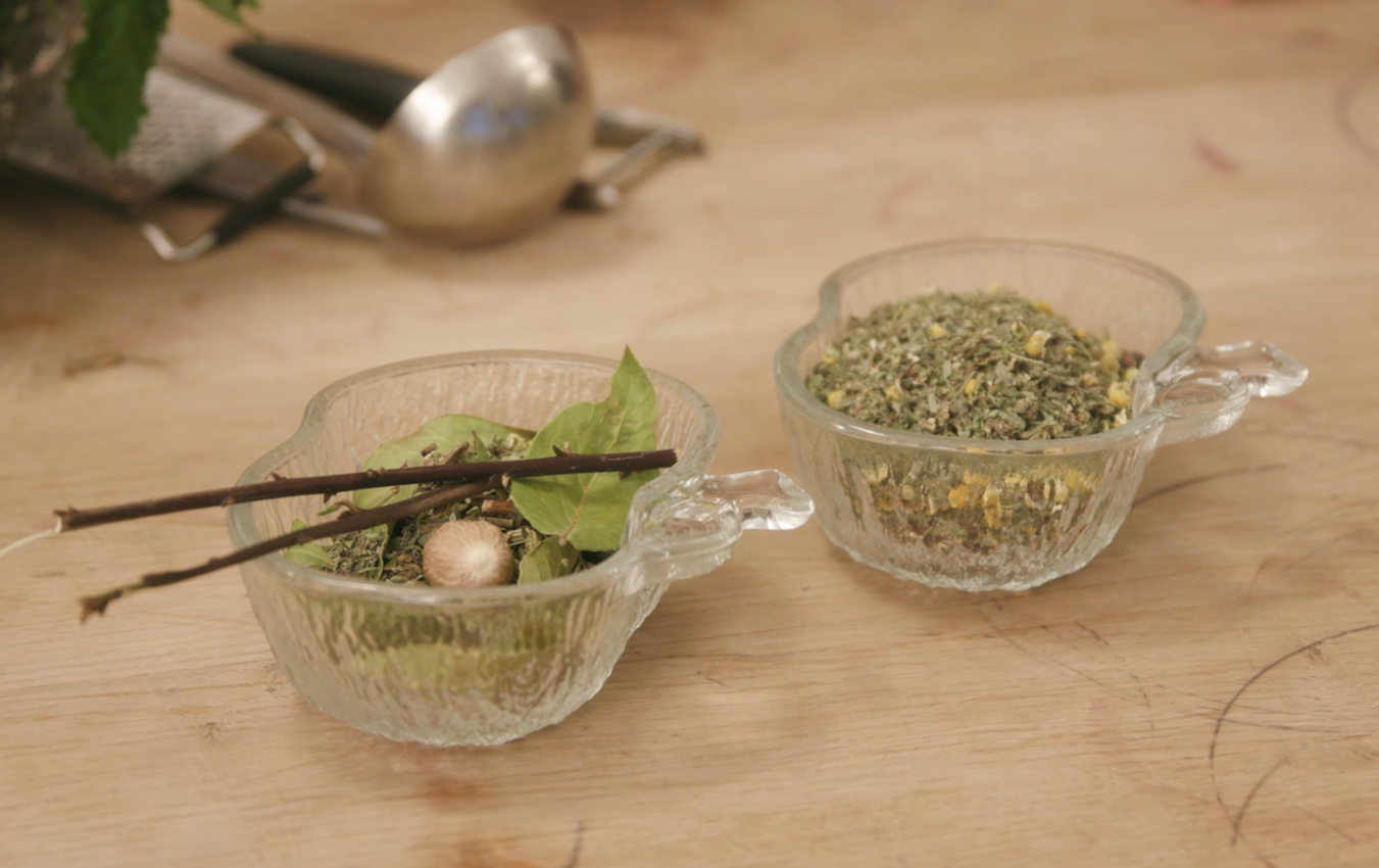 Foto: Ein Tisch mit Gewürzen