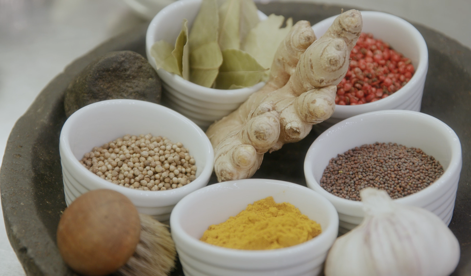 Foto: Mehrere Gewürze in Schalen