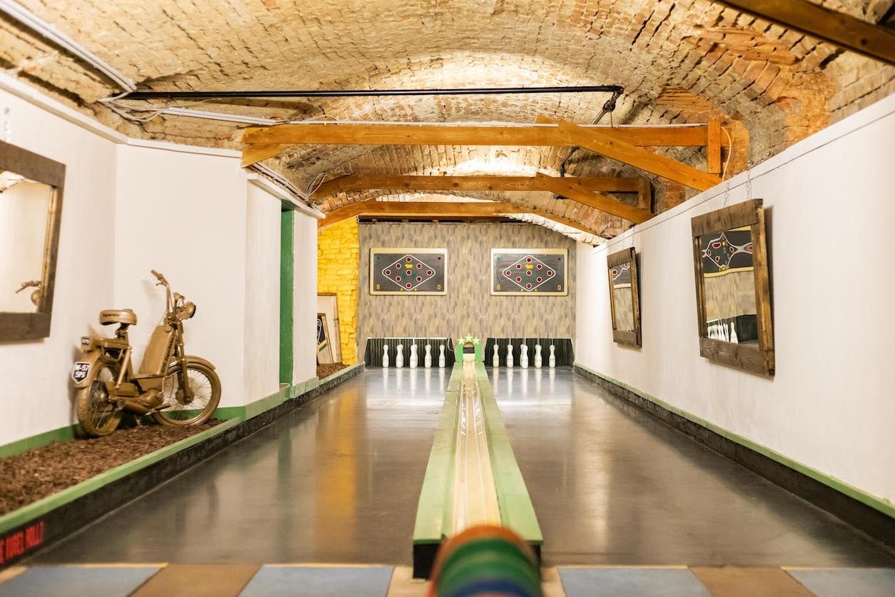 Foto: Zwei Kegelbahnen und ein Moped auf der Seite.