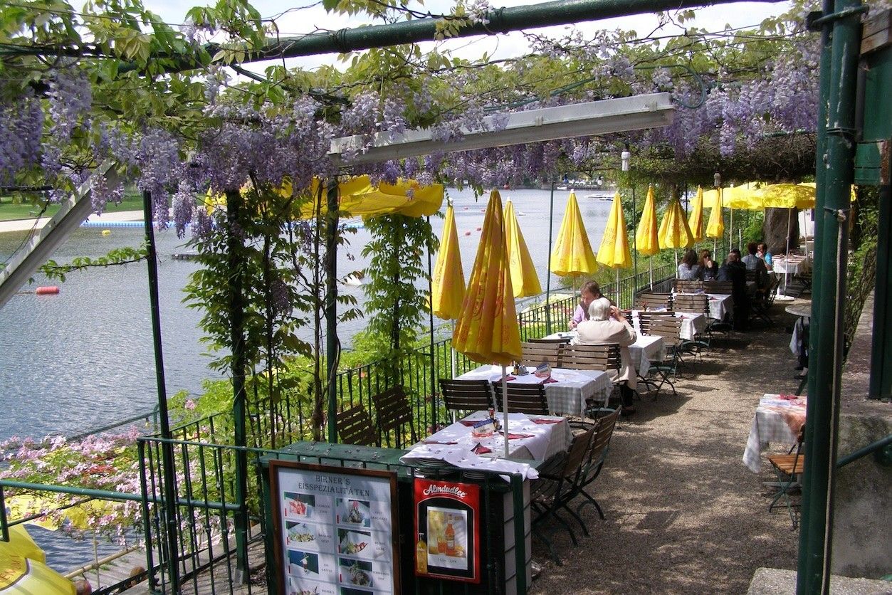 Foto: Schanigarten mit Menschen