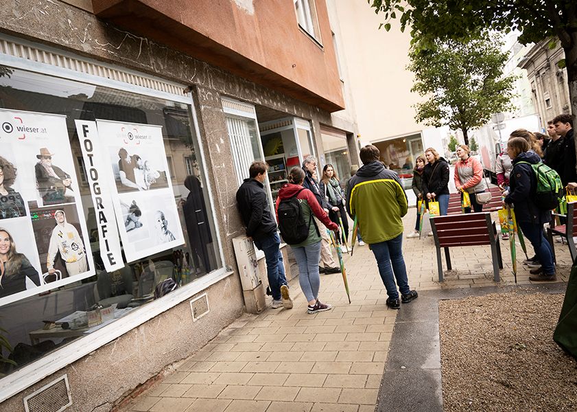 Foto: man sieht Leute beim Spazieren gehen im Grätzl des Brunnenviertels in Ottakring