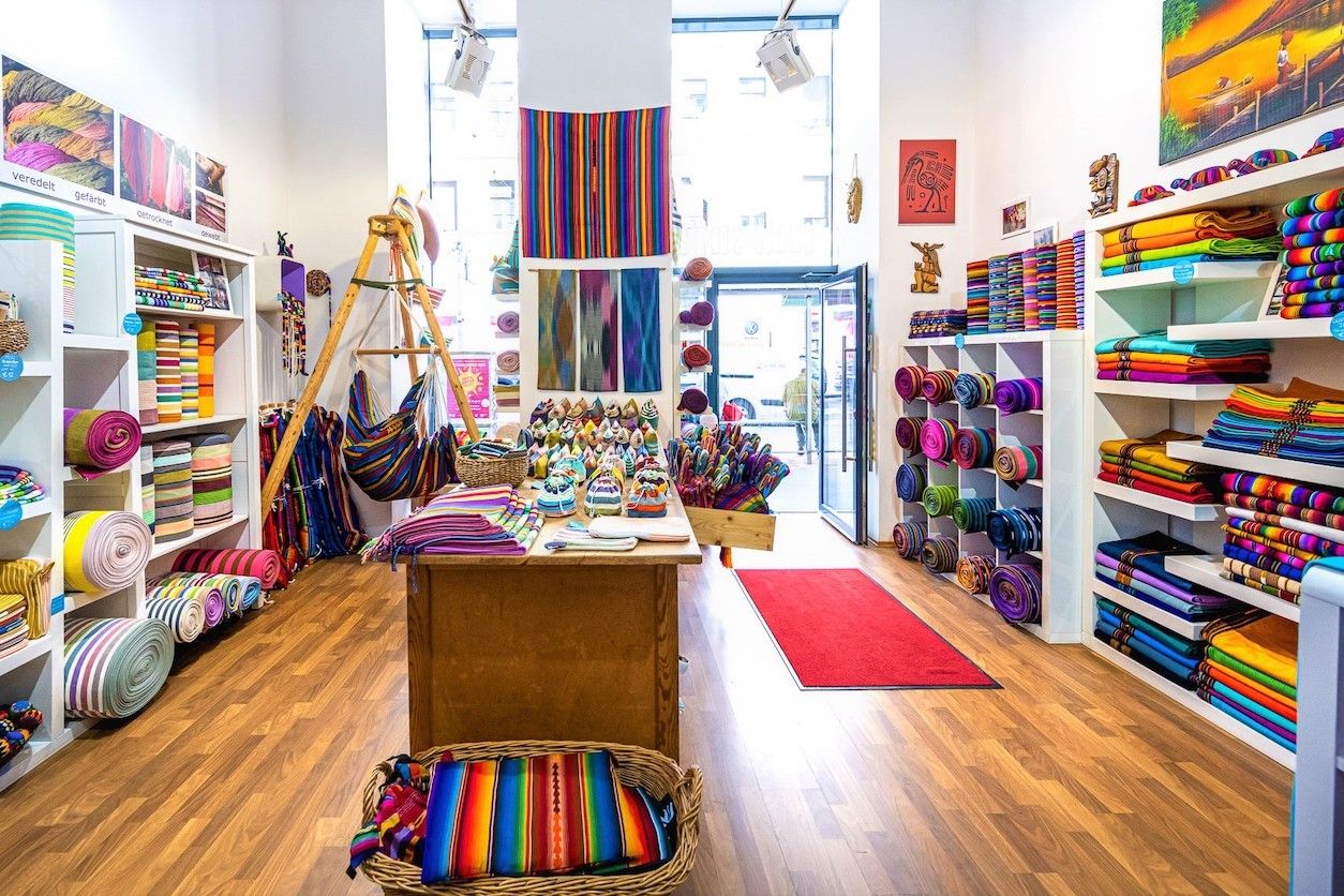 Foto: Stoffgeschäft mit unterschiedlichen Stoffen und Farben.