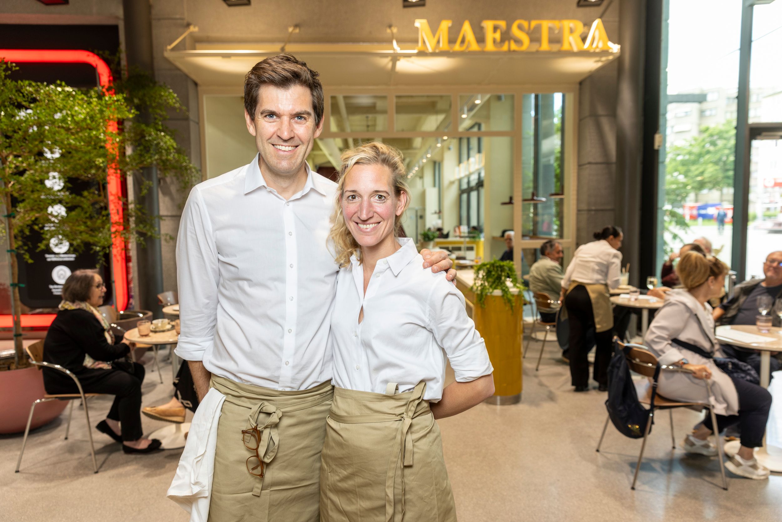 Foto: Maestra Mann und Frau, die Inhaber, vor Lokal