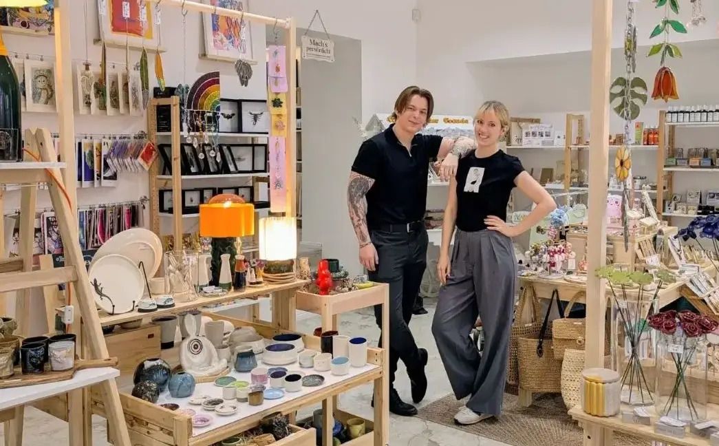 Foto: Dreizack Store Inhaber stehen im Geschäft