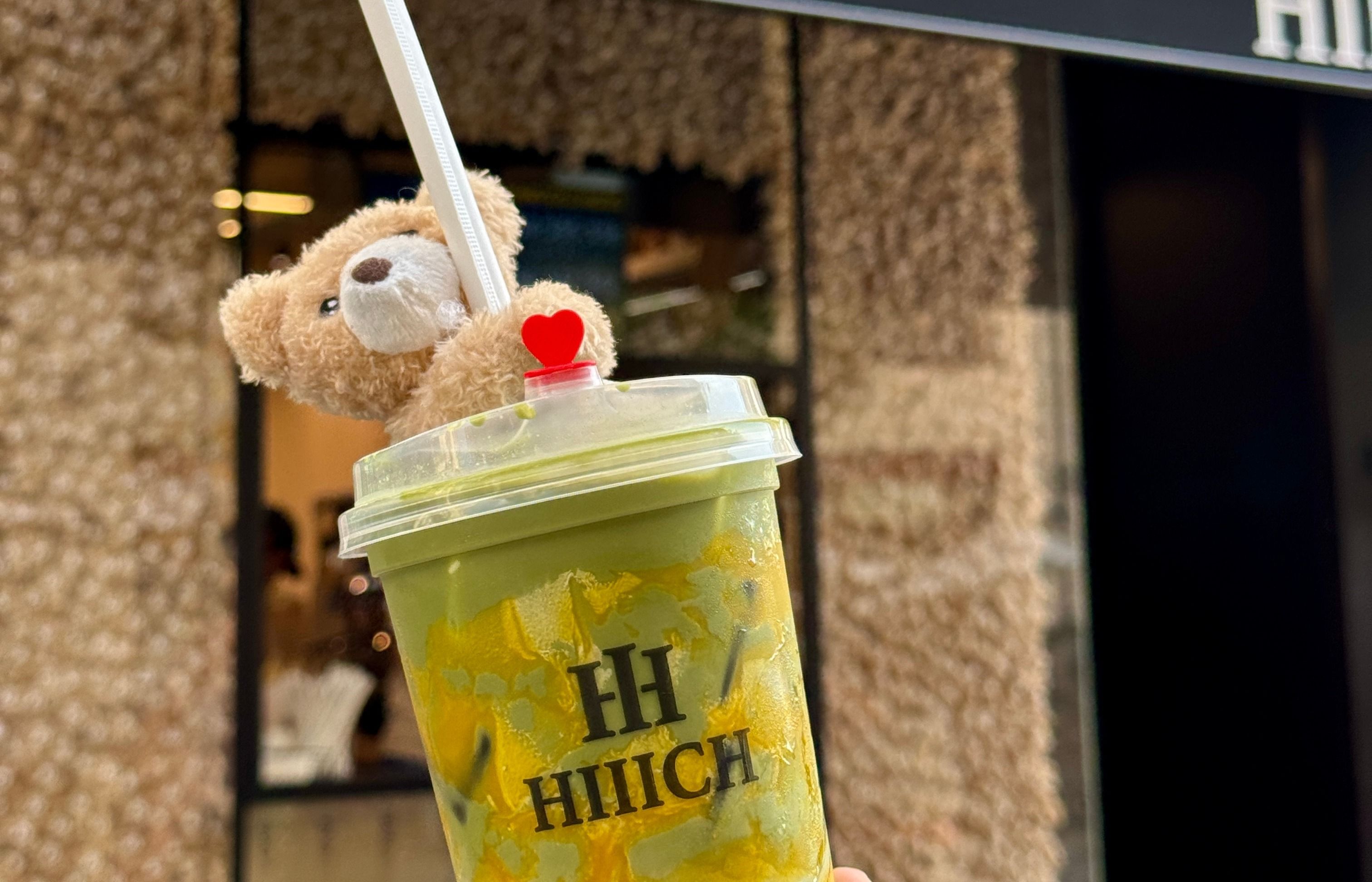 Foto: Ansicht eines Coffe to go Bechers mit einem Strohalm auf dem ein kleiner Teddybär ist.