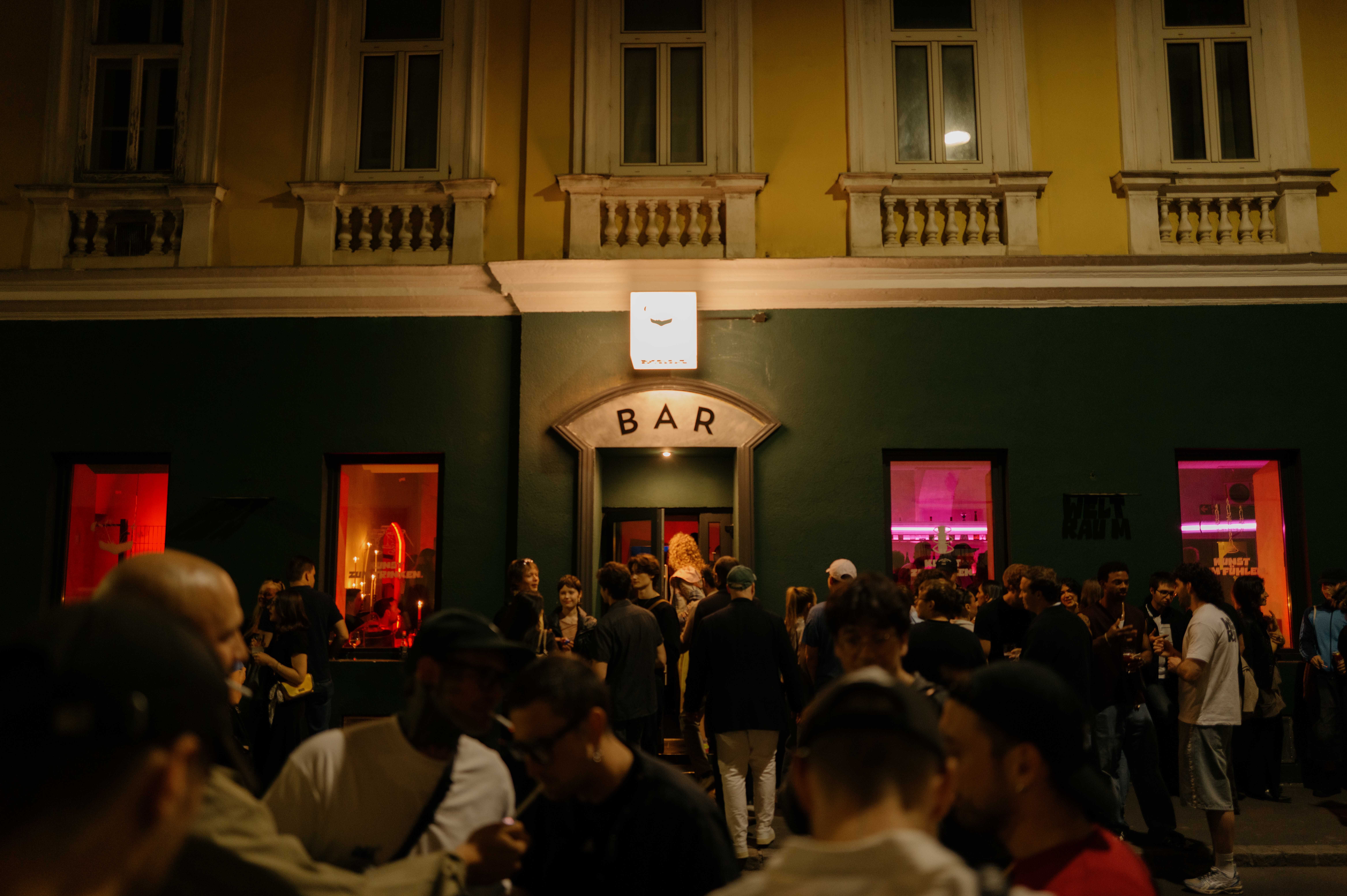Foto: Weltraumbar, Außenansicht der Bar mit vielen Gästen