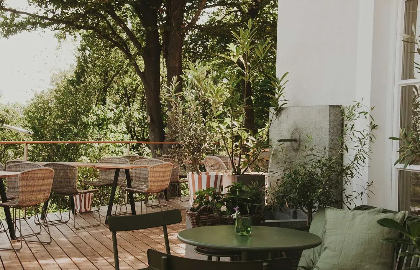 Foto: Am roan Tisch in einem Garten