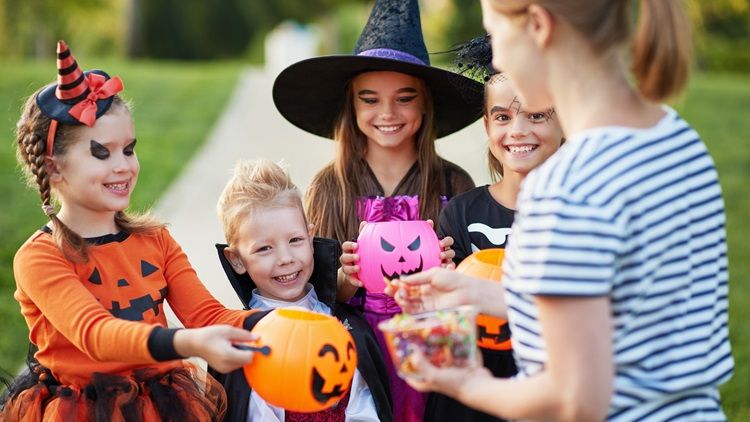 Foto: Halloween: Geschminkte Kinder erhalten Süßigkeiten