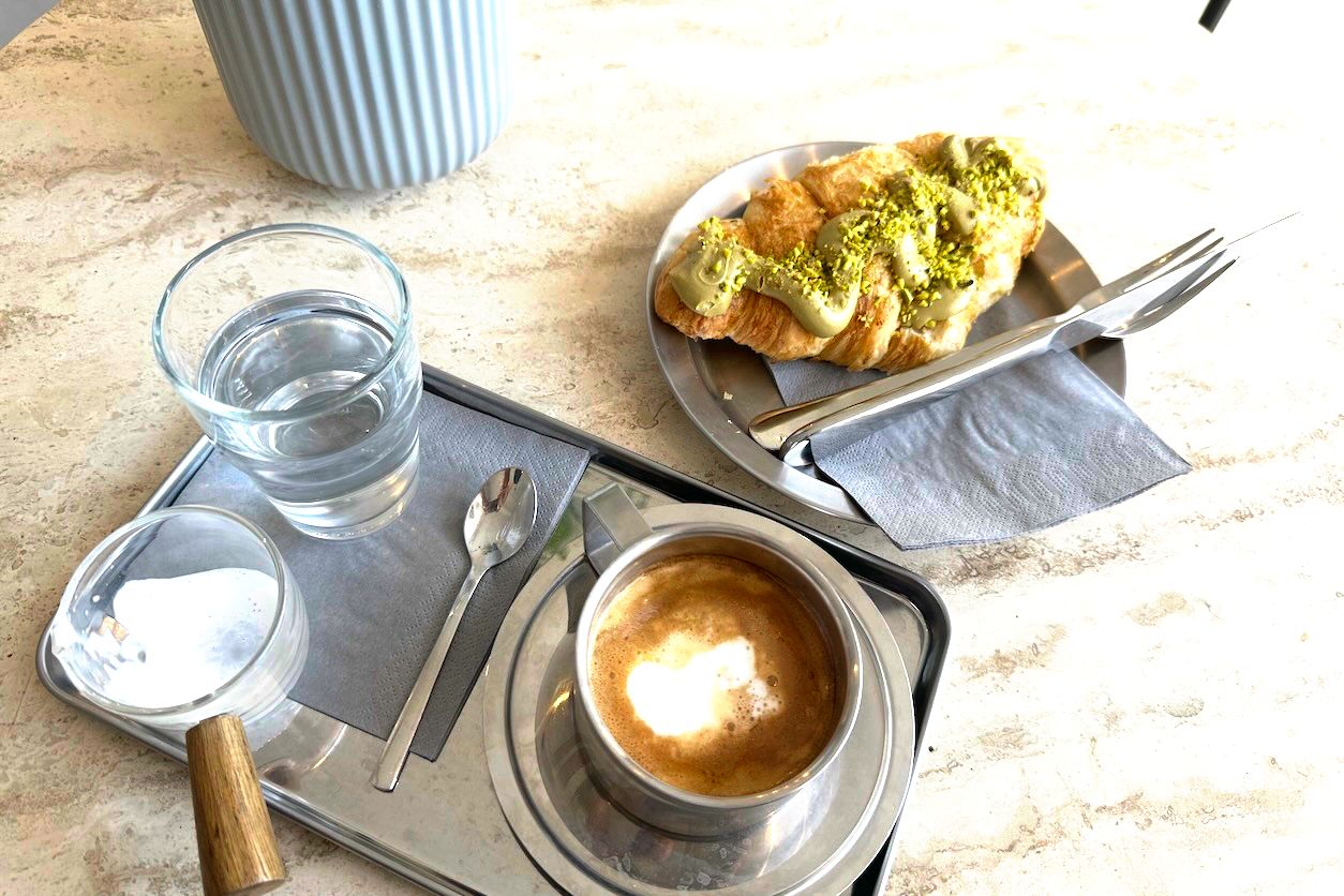 Foto: The Chow - Schüssel mit Essen auf Tisch