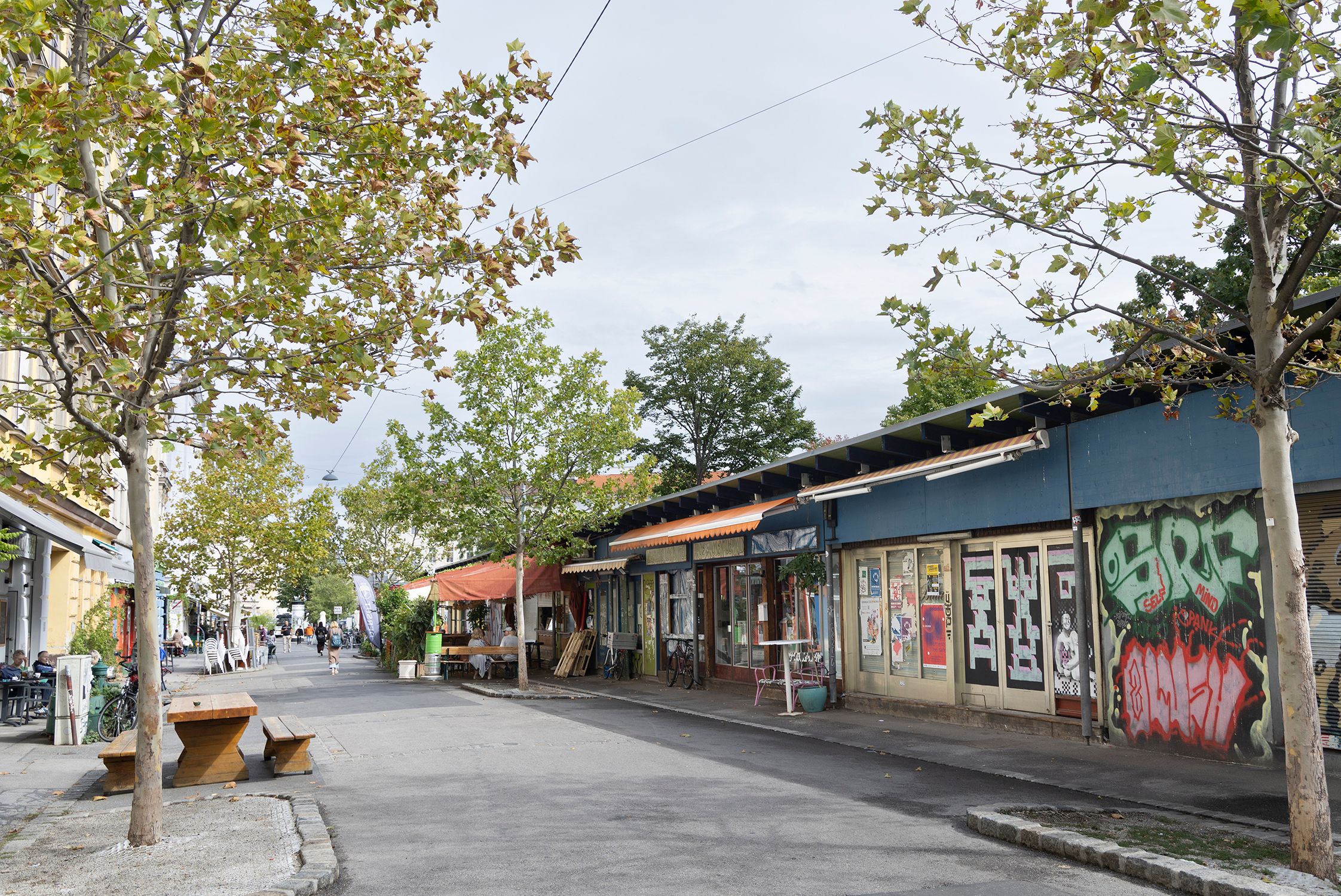 Foto: Ansicht der Marktzeile eines Teils des Yppenplatzes. Viele kleine Geschäfte nebeneinander die alle gute Schmankerl anbieten
