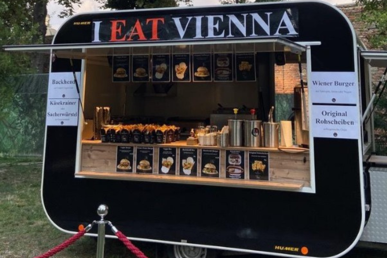 Foto: Foodtruck mit geöffneter Seitenwand und Aufschrift I eat Vienna