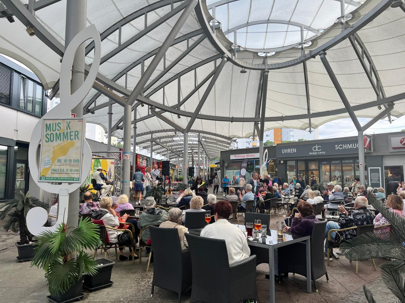 Foto: Musiksommer im Großfeldzentrum Foto von einem Einkaufszentrum mit vielen Leuten