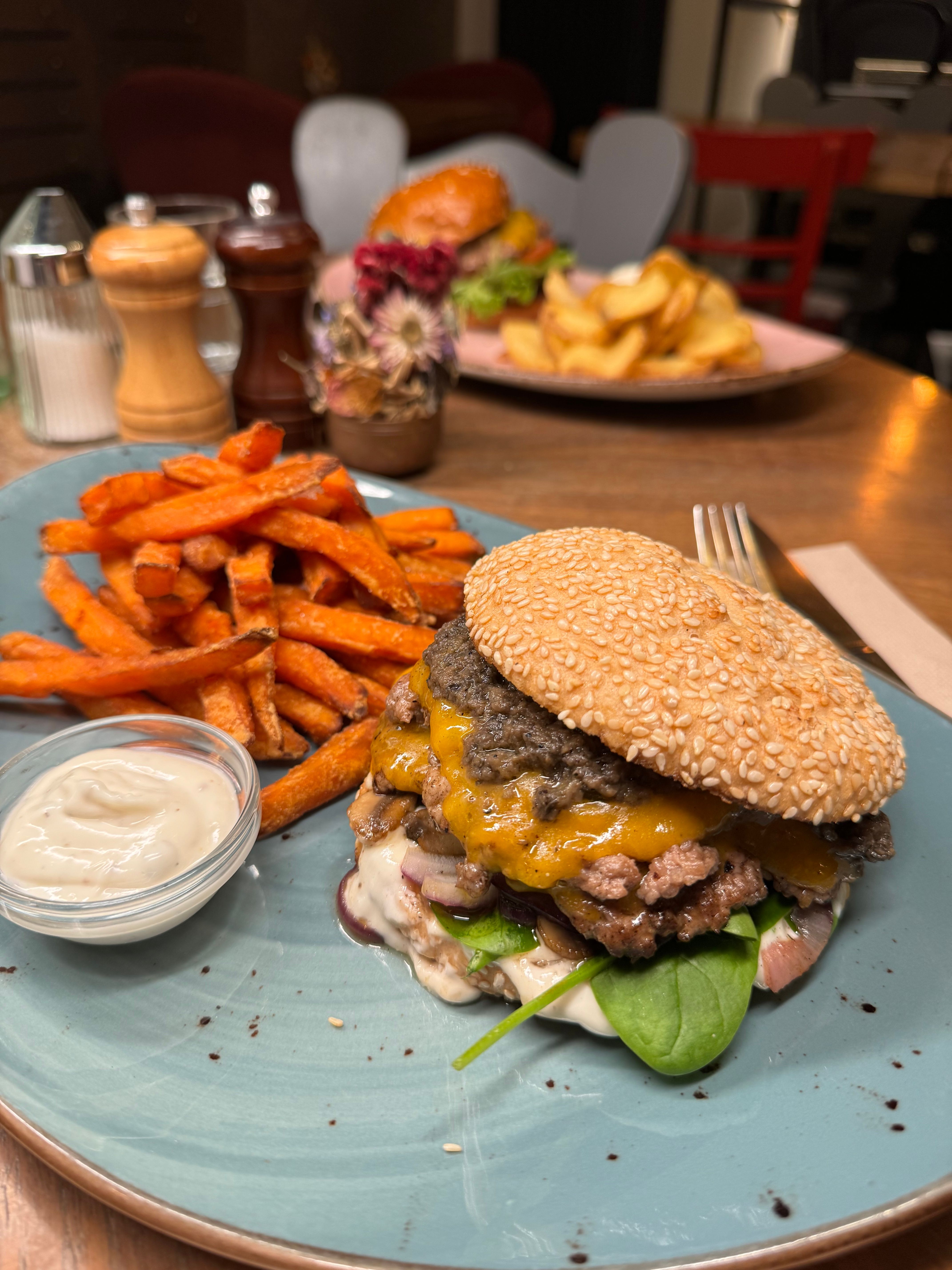 Foto: Burger mit Pommes