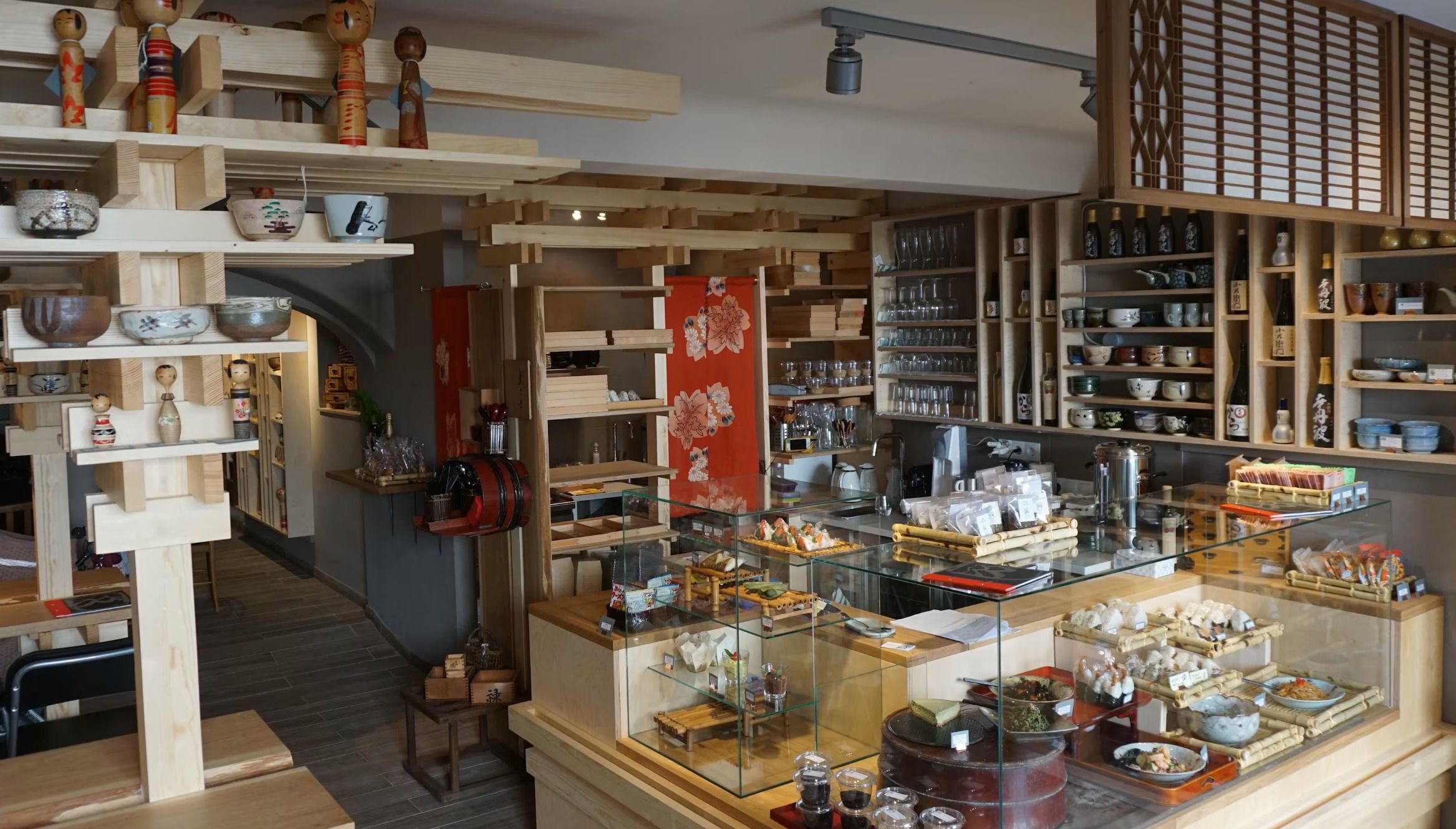 Foto: Mari’s Metcha Matcha, Innenansicht Japanisches Lokal mit Waren auf Theke