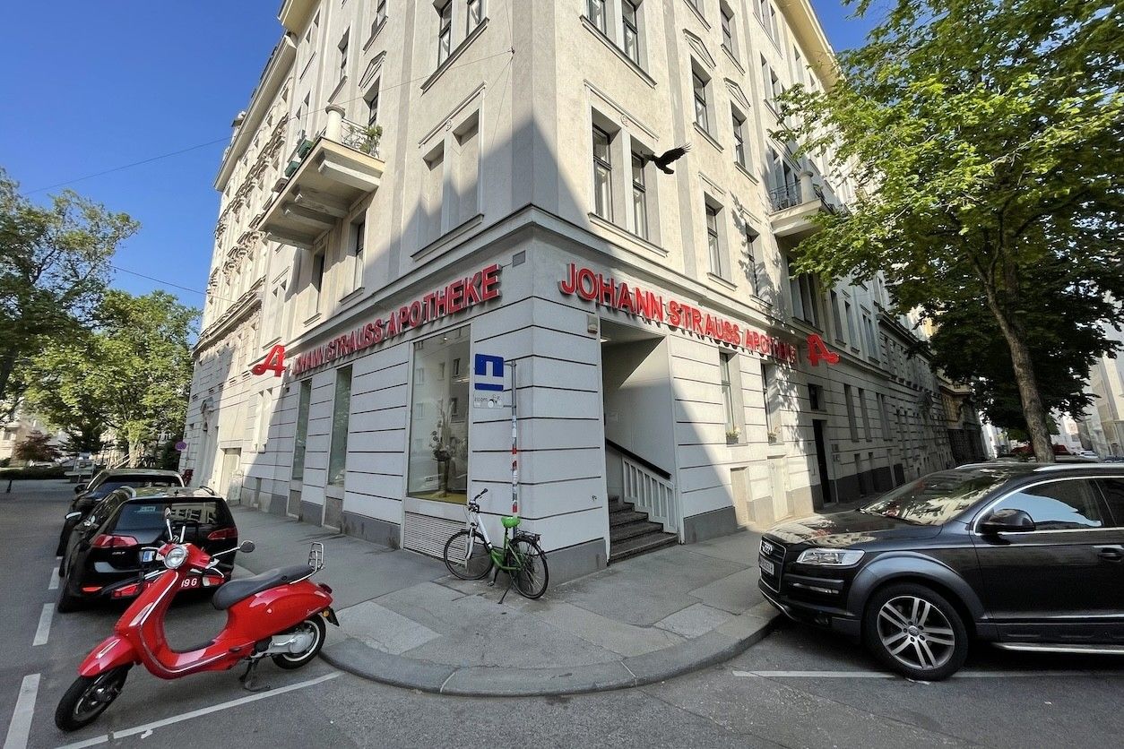 Foto: Eine Apotheke an einer Straßenkreuzung